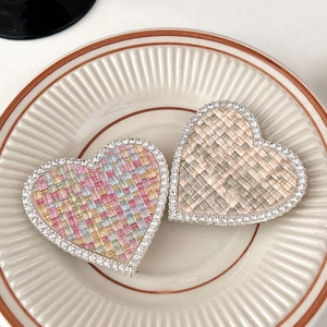 Vue macro de supports de cœur tissés avec strass sur une assiette en céramique