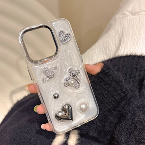 Dettaglio custodia iPhone di lusso con orsetto di strass e ciondoli a cuore