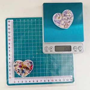 Macro shot of 4.5cm heart phone grips showing weight 10.8g and colorful resin textures