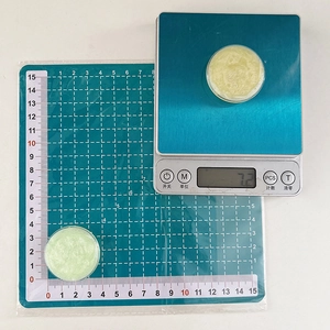 Detail showing solid round glitter grip diameter of 3.5cm and weight of 7.2g on a scale
