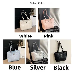 Sélection de cinq couleurs de grands sacs cabas avec texture gaufrée et logo métallique