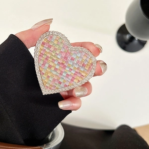 Gros plan sur le support de téléphone en cœur avec tissu à carreaux et strass brillants