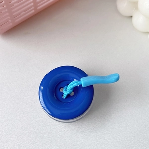Dettaglio del supporto per telefono a bottone 3D blu con cinturino in tessuto azzurro