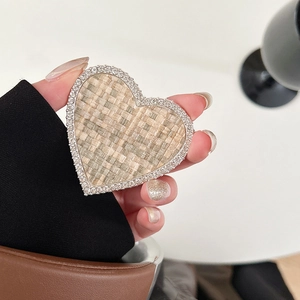 Détail du support téléphone en paille en forme de cœur avec bordure en strass