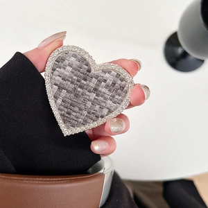 Détail d'un support de téléphone en cœur avec tissu tweed gris et strass scintillants