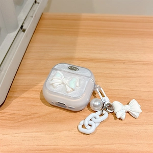 Detail of pearl white AirPods case with a 3D bow design and stylish pearl chain strap