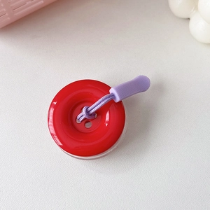 Dettaglio del supporto per telefono a bottone rosso con cavo intrecciato viola