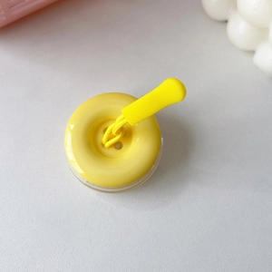 Dettaglio di un supporto per telefono retrattile a forma di bottone giallo 3D