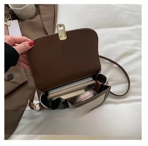 Vue détaillée de l'intérieur d'un sac à bandoulière rétro avec des objets du quotidien