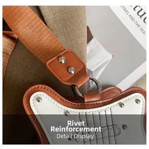 Détail du renfort de rivet et de l'anneau en D sur le sac à bandoulière créatif en forme de guitare