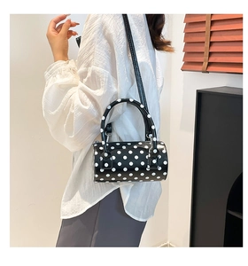 Borsa baguette a pois con finitura lucida, doppi manici e tracolla per uso versatile