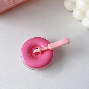 Dettaglio del supporto per telefono a bottone 3D rosa con impugnatura a scomparsa