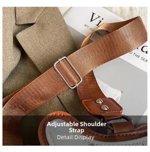 Détail de la bandoulière de sac tissée marron réglable avec boucle en métal argenté