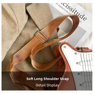 Détail de la bandoulière en nylon souple et réglable sur le sac en forme de guitare