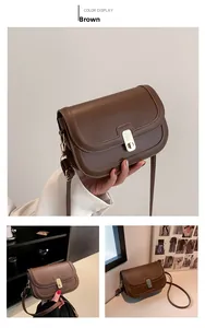 Détail d'un sac besace marron rétro avec fermoir doré rotatif et texture en similicuir lisse