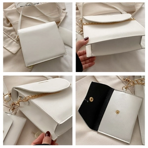 Vues détaillées du sac bandoulière blanc avec chaîne dorée et mini pochette assortie