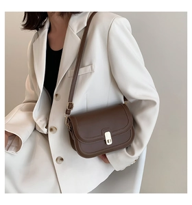 Sac bandoulière vintage marron foncé avec boucle en métal doré et fine bandoulière en cuir