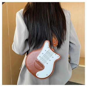 Vue détaillée arrière d'un sac bandoulière en forme de guitare en similicuir marron et blanc