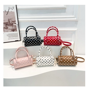 Set di borse baguette a pois in cinque colori, forma cilindrica e doppi manici ad anello