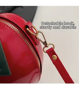 Vue détaillée du sac pastèque en cuir rouge brillant avec crochets dorés amovibles