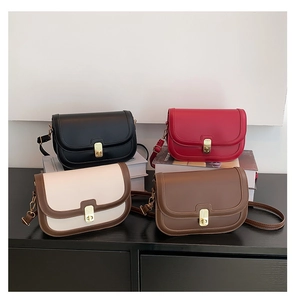 Sacs vintage type besace en noir, rouge, beige et marron avec fermoirs en métal doré