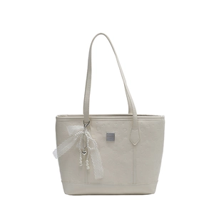 Sac fourre-tout beige chic avec motifs de chat en relief et breloque en perle