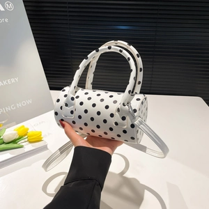 Elegante borsa baguette bianca a pois neri con doppi manici e tracolla sottile