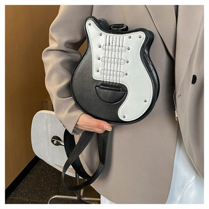 Vue détaillée du sac bandoulière en forme de guitare avec rivets métalliques