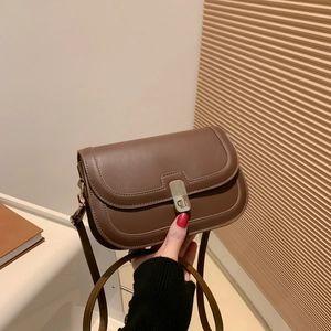 Sac bandoulière rétro en cuir marron avec boucle dorée élégante pour femme chic