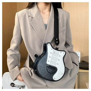 Sac bandoulière créatif en forme de guitare en cuir noir et blanc avec sangle large