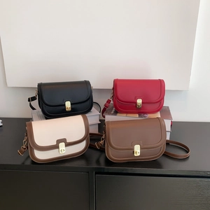 Sac à bandoulière rétro en cuir avec boucle dorée et sangle réglable en quatre couleurs