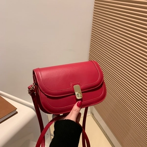 Sacoche rouge chic en similicuir pour femme avec fermoir doré et fine bandoulière réglable