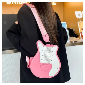 Détail du sac bandoulière créatif en forme de guitare avec sangle rose et rivets argentés