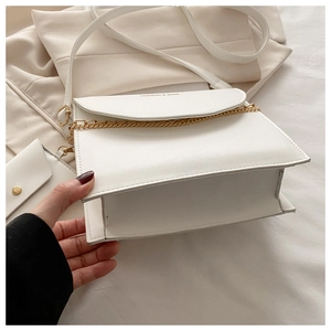 Vue détaillée de l'intérieur d'un sac bandoulière blanc avec deux compartiments