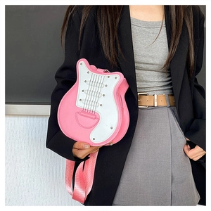 Détail du sac guitare rose et blanc avec rivets métalliques et large bandoulière en nylon