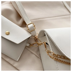 Détails du sac à épaule en cuir blanc avec finitions dorées et petit porte-monnaie