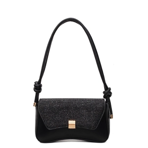 Sac à bandoulière noir minimaliste avec rabat pailleté et boucle en métal doré chic