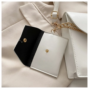 Détail du porte-cartes enveloppe en cuir PU blanc avec bouton pression doré et chaîne