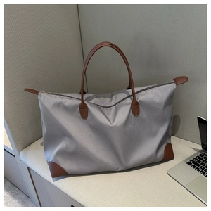 Bolso de viaje de nailon gris de gran capacidad con detalles en cuero