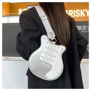 Vue détaillée du sac argenté en forme de guitare avec bandoulière large et fini métal