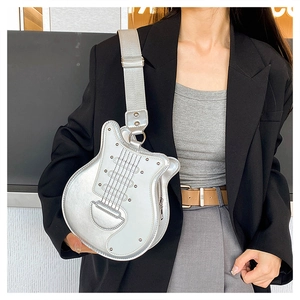 Détail d'un sac à bandoulière en forme de guitare argentée avec finition métallique chic