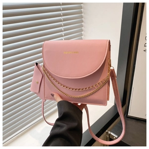 Sac à bandoulière rose avec chaîne dorée décorative et mini porte-monnaie assorti