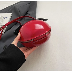 Vue détaillée du sac pastèque en cuir verni rouge avec bandoulière réglable