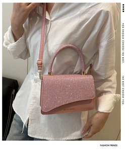 Dettaglio della trama di paillettes rosa e inserti metallici dorati della borsa mini