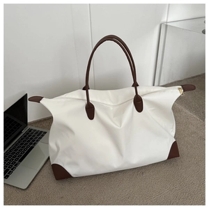 Gran bolsa de viaje blanca de nailon para mujer con elegantes asas de cuero marrón