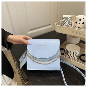 Sac à bandoulière bleu clair en similicuir avec chaîne dorée et mini pochette assortie
