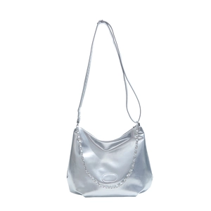 Metallisch silberne Hobo-Schultertasche mit Ketten-Detail für modischen Damen-Alltag
