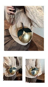 Détail du sac pomme créatif doré avec feuille en cuir et bandoulière en chaîne
