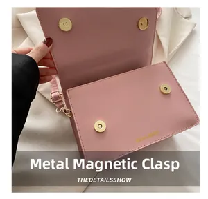 Dettaglio della borsa a tracolla in PU rosa con chiusura magnetica in metallo dorato