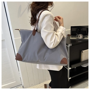 Bolso de viaje grande gris de nailon para mujer ideal para el trabajo y viajes